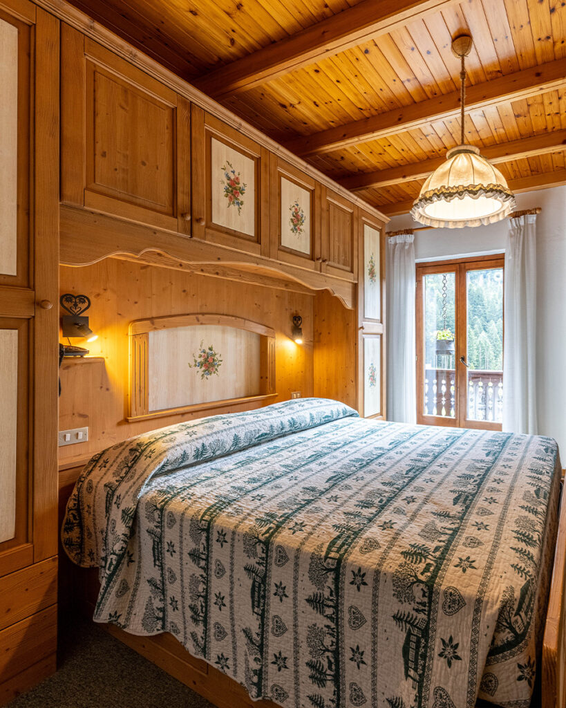 albergo stile alpino in legno Baita La Ritonda Tonadico Fiera di Primiero