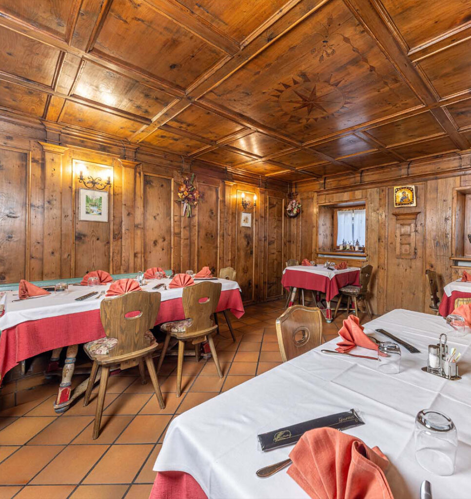 Sala da pranzo in legno stile alpino Baita La Ritonda a Tonadico